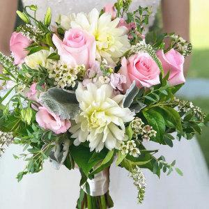 Ramo de novia rosa y blanco con rosas rosas