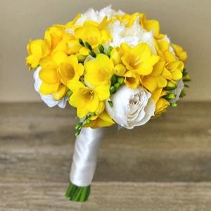 Bouquet de mariée freesia jaune et rose de jardin blanche