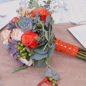 Bouquet de mariée et boutonnière succulentes et roses oranges